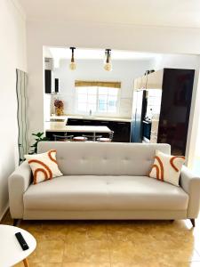 - un canapé blanc dans un salon avec une cuisine dans l'établissement Roque's House, à Telde