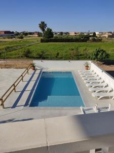 ein Swimmingpool auf dem Dach eines Hauses in der Unterkunft EcoNature in Deltebre