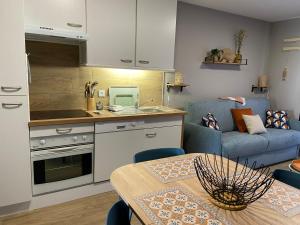 Cuisine ou kitchenette dans l'établissement Brise de mer sur la naturelle, Studio à Wimereux , parking