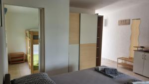 ein Schlafzimmer mit einem Spiegel und einem Bett darin in der Unterkunft Apartments Šešo in Pag