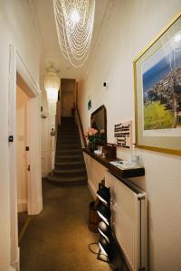 un pasillo con una escalera y un pasillo con un pasillo con una escalera y un pasillo. en Doune Guest House, en St Andrews