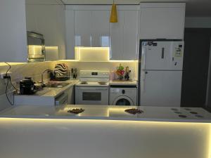 Η κουζίνα ή μικρή κουζίνα στο Luxurious penthouse Fouka Bay Ras El- Hekma