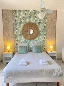 een slaapkamer met een groot bed en 2 handdoeken bij BASTIDE d'Azur 160m2 - Double Terrasse vue Cap Canaille in Cassis