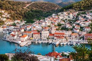 普契什查Cezar's house的水中小山上的一个小镇