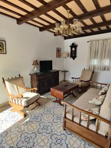 - un salon avec un canapé et une table dans l'établissement Casa rural-Granja (La casa de la abuela Juana), à Conil de la Frontera