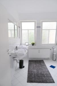 Ένα μπάνιο στο bella casa - Business&Family - 2 Zimmer direkt neben Schloß, Parkplatz, SmartTV, Netflix, Waschmaschine, 24h Checkin, 71qm, Kingsizebett, Hotelbettwäsche