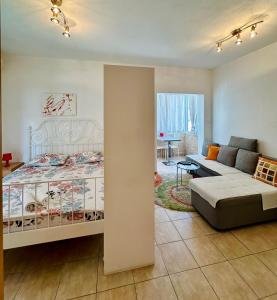 ein Wohnzimmer mit einem Bett und einem Sofa in der Unterkunft Villa Nela in Tivat