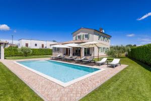 a swimming pool in the yard of a house at Villa Dionis in Kaštelir