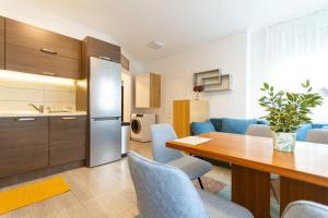 a kitchen and a dining room with a table and chairs at Romai Residence Free Parking in Budapest