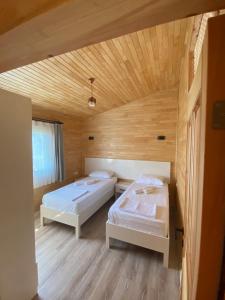 キラリにあるPlaj Hotelの木製天井のドミトリールームのベッド2台分です。