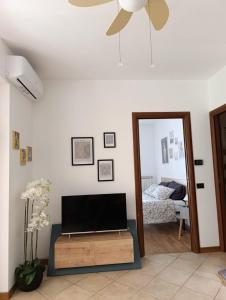 Appartamento Montebello في تيرني: غرفة معيشة مع تلفزيون ومرآة