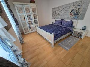 Postel nebo postele na pokoji v ubytování Kunst Apartment im Schwalbenhaus