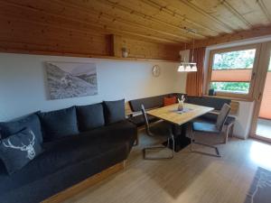 sala de estar con sofá y mesa en Appartements Anfang, en Weerberg