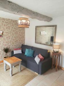 Gambar di galeri bagi Le Vieux Moulin Gites - A charming stone cottage with garden view and seasonal pool di Guégon