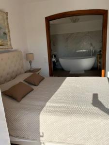 ein Schlafzimmer mit großem Bett und Badewanne in der Unterkunft Villa Caprice in Lloret de Mar + 62 Fotos