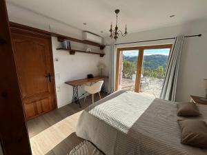 ein Schlafzimmer mit Bett, Schreibtisch und Fenster in der Unterkunft Villa Caprice in Lloret de Mar