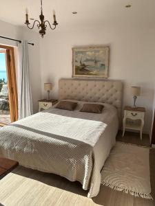 ein Schlafzimmer mit einem großen Bett und zwei Nachttischen in der Unterkunft Villa Caprice in Lloret de Mar