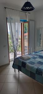 Un dormitorio con una cama y una ventana grande. en Il Casadduoglio 31, en Vietri