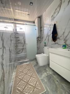 A bathroom at Tian-Shan Guest House