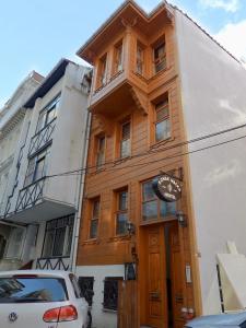 un bâtiment en bois avec un panneau en face de celui-ci dans l'établissement Akaretler Vera Suites, à Istanbul
