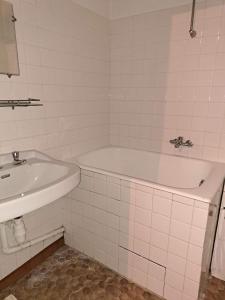 Et badeværelse på Les gites flora la lavande et châtaignier