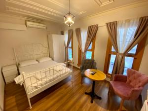 - une chambre avec un lit, une table et une chaise dans l'établissement Akaretler Vera Suites, à Istanbul