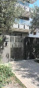 um portão de madeira em frente a uma casa em Greyt Apartments Glyfada em Atenas