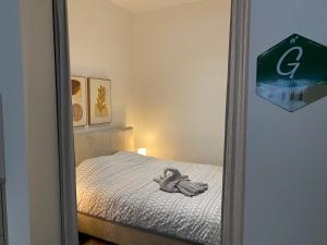 Een bed of bedden in een kamer bij Vue Meuse, en face de la citadelle