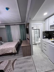 ein Schlafzimmer mit einem Bett und ein Badezimmer mit einem Waschbecken in der Unterkunft YALI Apart Hotel in Trabzon
