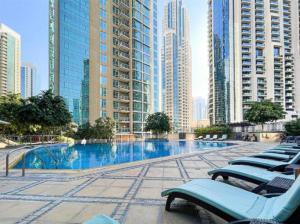 une piscine dans une ville avec de grands bâtiments dans l'établissement Burj Khalifa Front view & Fountain view Island Paradise 2BR Luxury Apartment Burj residences Golden Homes, à Dubaï