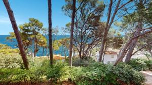 ベグールにあるSA RIERA Begur, 200 m walk to sa Riera beachの水の見える森の家