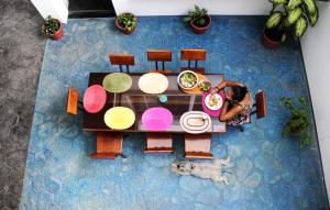 an overhead view of a table with a dog around it at Hostal Azul y Blanco in Santa Cruz Huatulco
