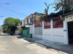 an empty street with a building with a sign on it at An Gia Motel in Ấp Thành
