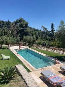 Bazén v ubytování Paralia Homes cheerful 2 bedroom with pool, unit #1 nebo v jeho okolí