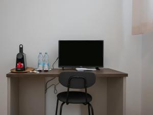 un ordinateur assis sur un bureau avec une chaise dans l'établissement Casa Sforza Ripamonti Room, à Milan
