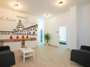 un salon avec une peinture murale d'un bâtiment dans l'établissement Casa Sforza Ripamonti Room, à Milan