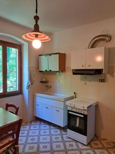 Η κουζίνα ή μικρή κουζίνα στο La casa in collina