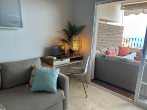 A seating area at Marina del Este