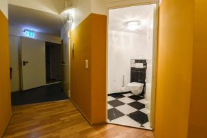 Berg的住宿－伯傑中心公寓，走廊上设有带卫生间的浴室