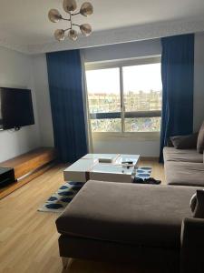 un salon avec un canapé et une table dans l'établissement 2 Bedrooms Apartment, Close to Airport, au Caire