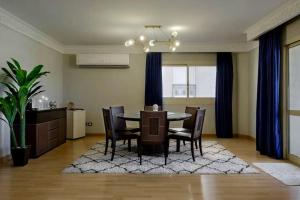 une salle à manger avec une table et des chaises dans l'établissement 2 Bedrooms Apartment, Close to Airport, au Caire