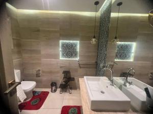 une salle de bain avec un lavabo, une baignoire et des toilettes dans l'établissement 2 Bedrooms Apartment, Close to Airport, au Caire 15 autres photos