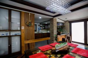 Dapur atau dapur kecil di Japanese-inspired Home in Daet