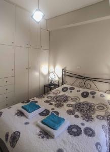 Un dormitorio con una cama con dos toallas encima. en Olga & Dimitris, en Kalamata 18 fotos más