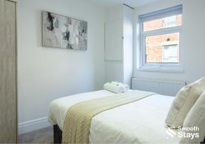 une chambre avec deux lits et une fenêtre dans l'établissement One Bedroom Apartment At Smooth Stays Short Lets & Serviced Accommodation Preston With Parking Near Train Station, à Preston