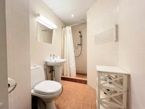 ein weißes Bad mit einem WC und einem Waschbecken in der Unterkunft Tulbi Guesthouse in Pärnu