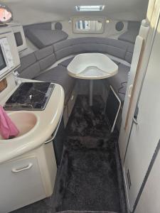 een badkamer met een wastafel en een tafel in een camper bij Bateau B Canet in Canet-en-Roussillon