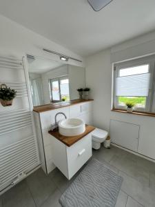 Ένα μπάνιο στο Ferienwohnung im Hanseviertel +11 φωτογραφίες