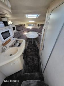 een badkamer met een wastafel en een toilet in een camper bij Bateau B Canet in Canet-en-Roussillon