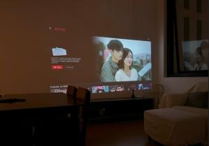 una TV con un uomo e una donna sopra di 2BR 4 PAX - Cinema @ The Hub SS2 PJ 中文房东 a Petaling Jaya